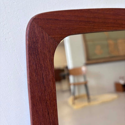 
                  
                    Spiegel teak tapstoelopend - LOUI.STORE
                  
                