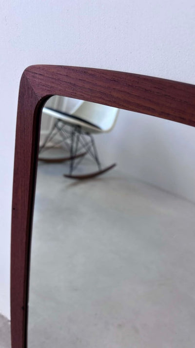 
                  
                    Spiegel teak tapstoelopend - LOUI.STORE
                  
                