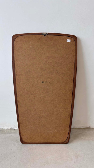 
                  
                    Spiegel teak tapstoelopend - LOUI.STORE
                  
                