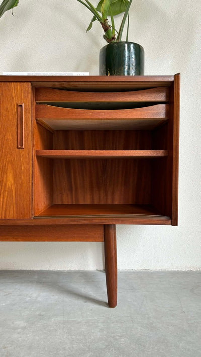 
                  
                    Strak lowboard teak - LOUI.STORE
                  
                