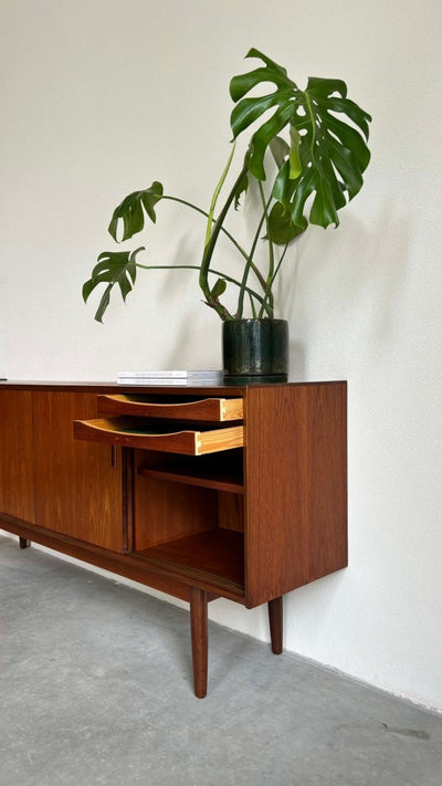 
                  
                    Strak lowboard teak - LOUI.STORE
                  
                