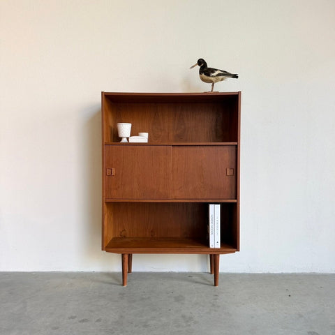Teak vintage boekenkast met schuifdeurtjes - LOUI