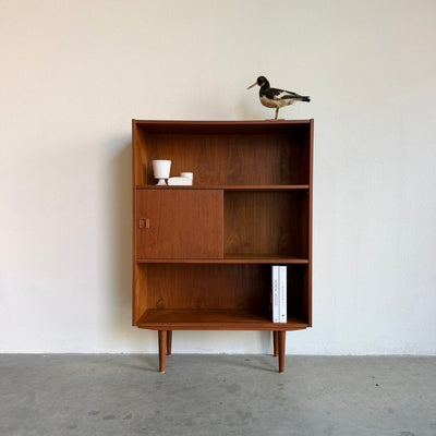 Teak vintage boekenkast met schuifdeurtjes - LOUI