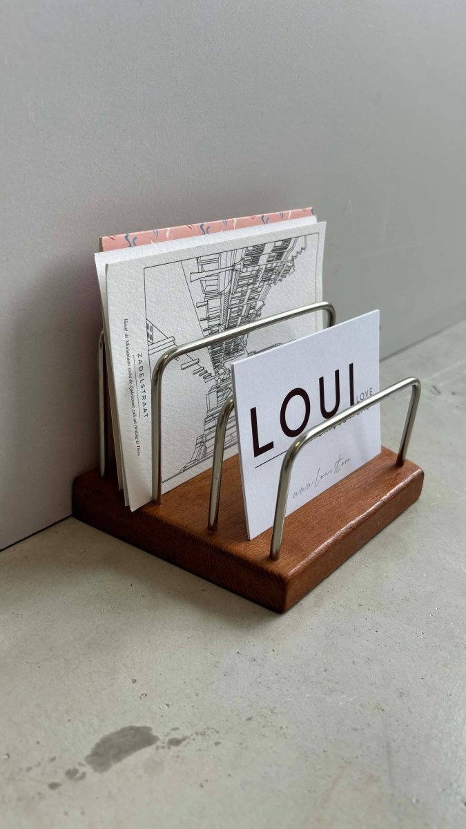 
                  
                    Teakhouten brievenstandaard assortiment - LOUI.STORE
                  
                