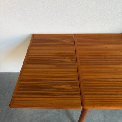 
                  
                    Uitschuifbare vintage eettafel in teak (126-222cm) - LOUI
                  
                