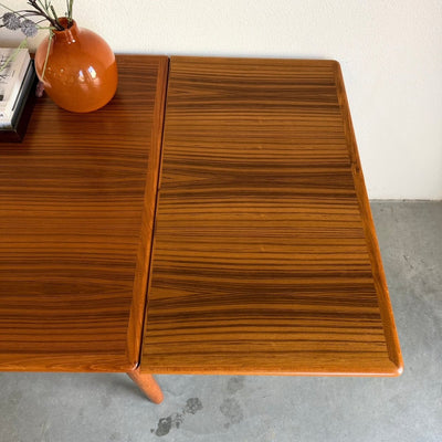 
                  
                    Uitschuifbare vintage eettafel in teak (126-222cm) - LOUI
                  
                