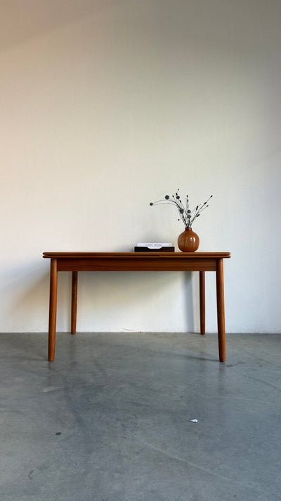 
                  
                    Uitschuifbare vintage eettafel in teak (126-222cm) - LOUI
                  
                