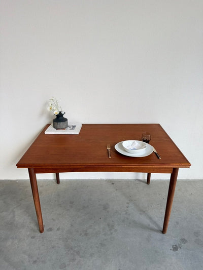 
                  
                    Uitschuifbare vintage teak eettafel (120-214cm) - LOUI
                  
                