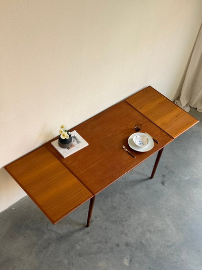 
                  
                    Uitschuifbare vintage teak eettafel (120-214cm) - LOUI
                  
                