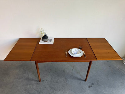 
                  
                    Uitschuifbare vintage teak eettafel (120-214cm) - LOUI
                  
                