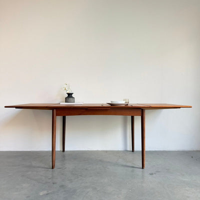 
                  
                    Uitschuifbare vintage teak eettafel (120-214cm) - LOUI
                  
                