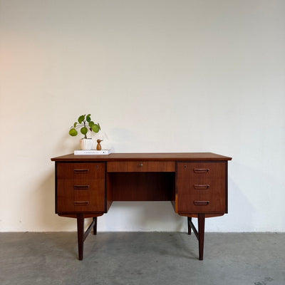 
                  
                    Vintage 2-zijdig bureau in teak - LOUI
                  
                