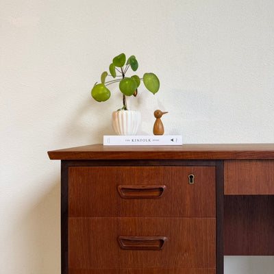 
                  
                    Vintage 2-zijdig bureau in teak - LOUI
                  
                