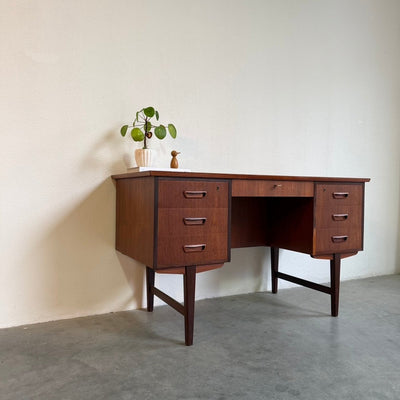 
                  
                    Vintage 2-zijdig bureau in teak - LOUI
                  
                