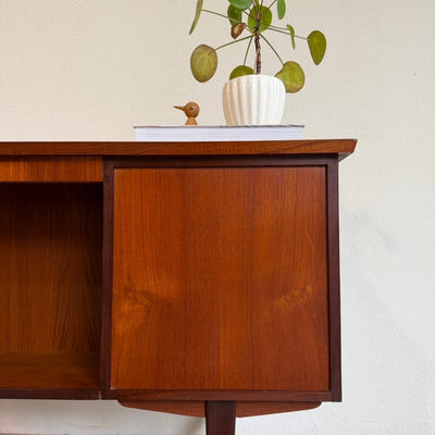
                  
                    Vintage 2-zijdig bureau in teak - LOUI
                  
                