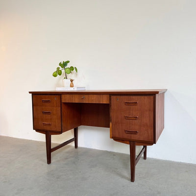 
                  
                    Vintage 2-zijdig bureau in teak - LOUI
                  
                