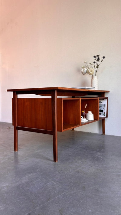 
                  
                    Vintage 2 - zijdig bureau zwevend blad - LOUI.STORE
                  
                