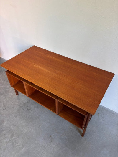 
                  
                    Vintage 2 - zijdig bureau zwevend blad - LOUI.STORE
                  
                