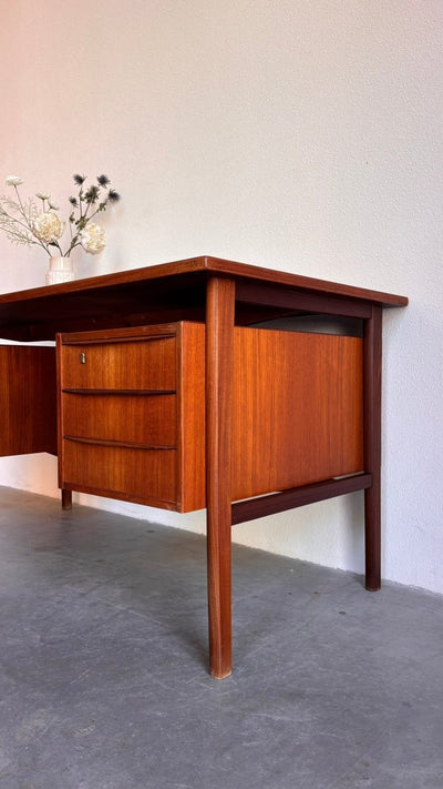 
                  
                    Vintage 2 - zijdig bureau zwevend blad - LOUI.STORE
                  
                