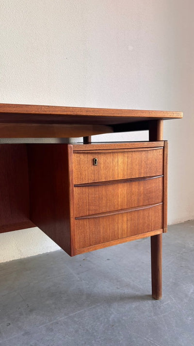 
                  
                    Vintage 2 - zijdig bureau zwevend blad - LOUI.STORE
                  
                