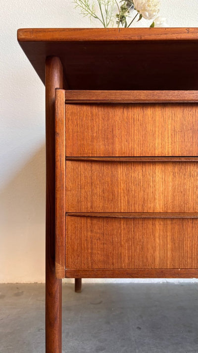 
                  
                    Vintage 2 - zijdig bureau zwevend blad - LOUI.STORE
                  
                