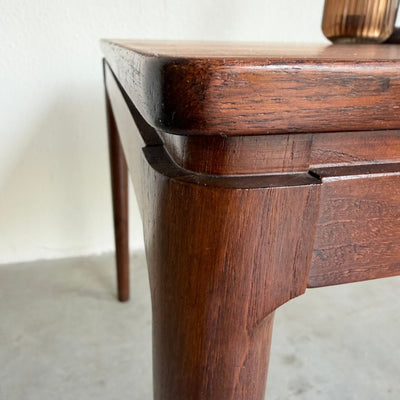
                  
                    Vintage bijzettafel palissander vierkant - LOUI
                  
                