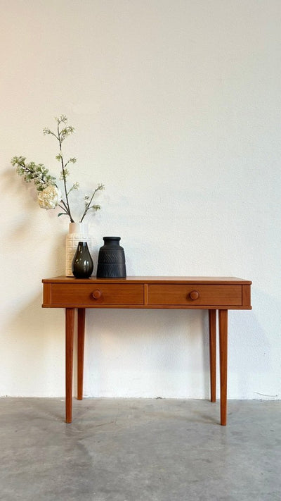 
                  
                    Vintage bijzettafel - sidetable lades teak - LOUI.STORE
                  
                