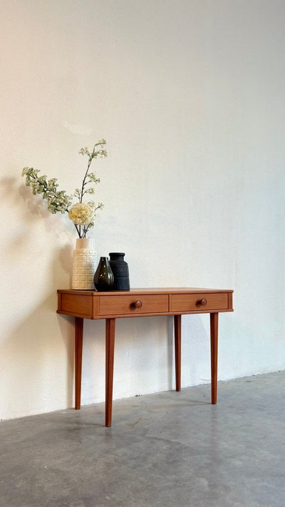 
                  
                    Vintage bijzettafel - sidetable lades teak - LOUI.STORE
                  
                