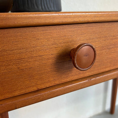 
                  
                    Vintage bijzettafel - sidetable lades teak - LOUI.STORE
                  
                