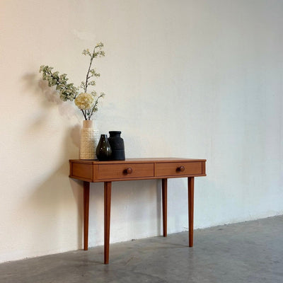 
                  
                    Vintage bijzettafel - sidetable lades teak - LOUI.STORE
                  
                