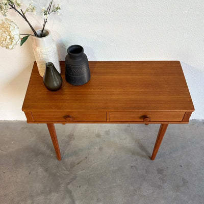 
                  
                    Vintage bijzettafel - sidetable lades teak - LOUI.STORE
                  
                