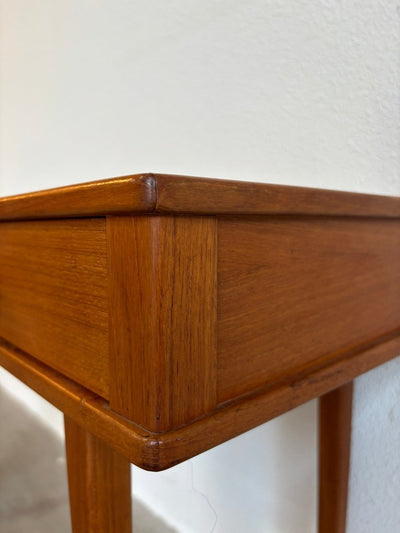 
                  
                    Vintage bijzettafel - sidetable lades teak - LOUI.STORE
                  
                
