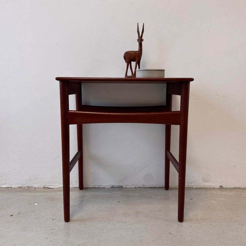 Vintage bijzettafeltje Hans Wegner - LOUI.STORE