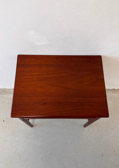 
                  
                    Vintage bijzettafeltje Hans Wegner - LOUI.STORE
                  
                