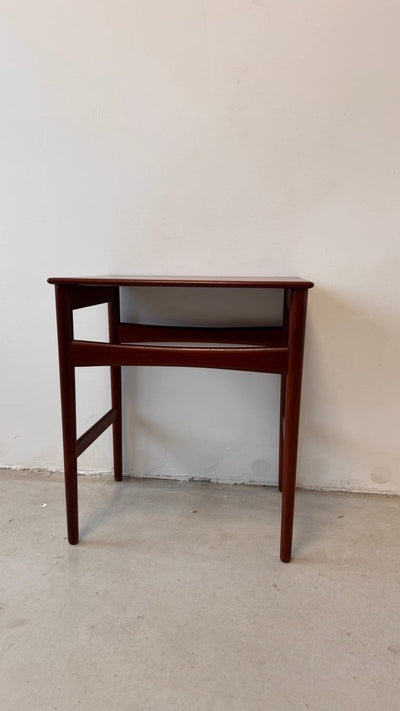 
                  
                    Vintage bijzettafeltje Hans Wegner - LOUI.STORE
                  
                