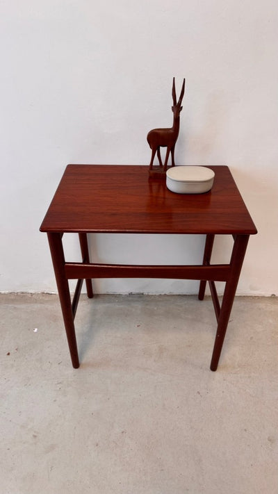 
                  
                    Vintage bijzettafeltje Hans Wegner - LOUI.STORE
                  
                