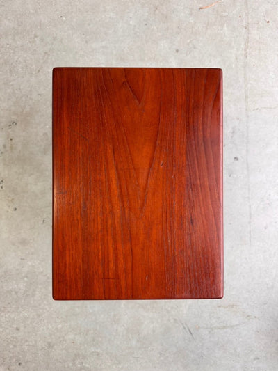 
                  
                    Vintage bijzettafeltje Hans Wegner - LOUI.STORE
                  
                