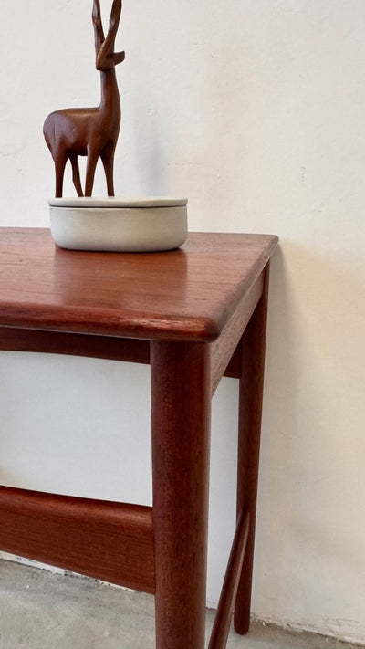 
                  
                    Vintage bijzettafeltje Hans Wegner - LOUI.STORE
                  
                