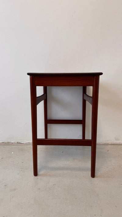 
                  
                    Vintage bijzettafeltje Hans Wegner - LOUI.STORE
                  
                