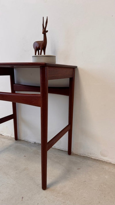 
                  
                    Vintage bijzettafeltje Hans Wegner - LOUI.STORE
                  
                