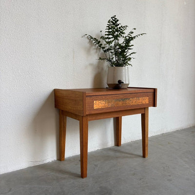 Vintage bijzettafeltje Hølger - Hansen lade koperen decoratie - LOUI.STORE