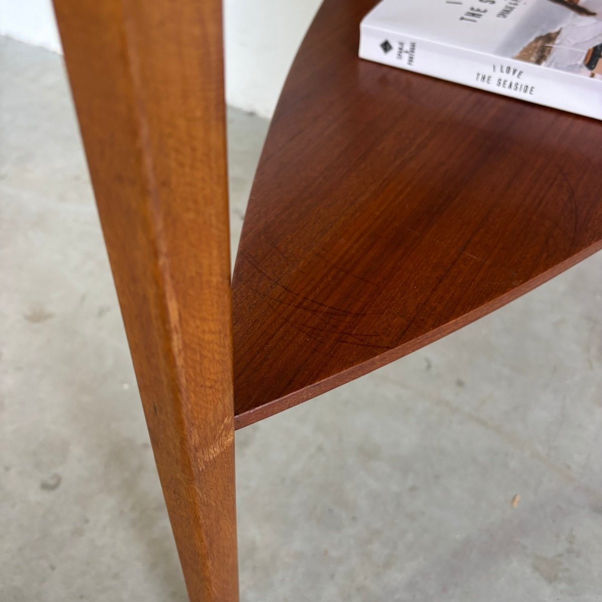 
                  
                    Vintage bijzettafeltje Holger Georg Jensen - LOUI.STORE
                  
                