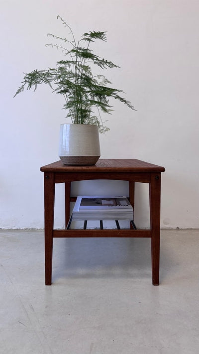 
                  
                    Vintage bijzettafeltje spijltjes - LOUI.STORE
                  
                