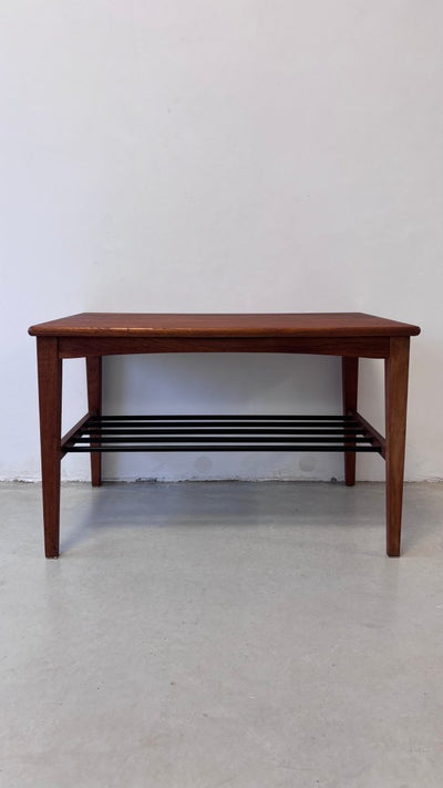 
                  
                    Vintage bijzettafeltje spijltjes - LOUI.STORE
                  
                