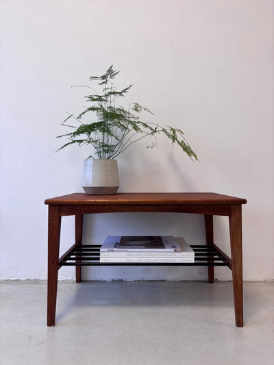 
                  
                    Vintage bijzettafeltje spijltjes - LOUI.STORE
                  
                