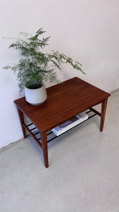 
                  
                    Vintage bijzettafeltje spijltjes - LOUI.STORE
                  
                