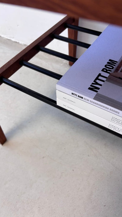 
                  
                    Vintage bijzettafeltje spijltjes - LOUI.STORE
                  
                