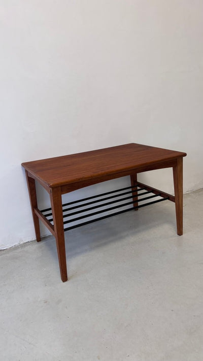 
                  
                    Vintage bijzettafeltje spijltjes - LOUI.STORE
                  
                