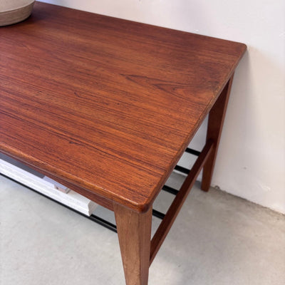 
                  
                    Vintage bijzettafeltje spijltjes - LOUI.STORE
                  
                