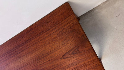 
                  
                    Vintage bijzettafeltje spijltjes - LOUI.STORE
                  
                